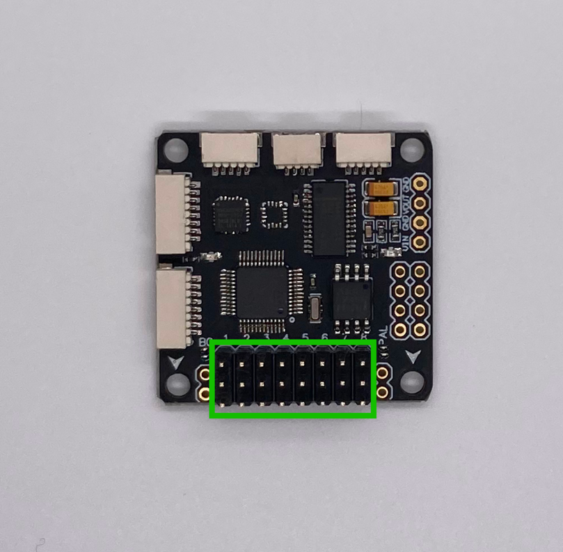 ../_images/flight_controller_ESC_pins_OSD.png